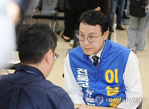 전북교육 수장 향한 '진검승부' 개막... 이남호&middot;천호성 후보 공식 등록