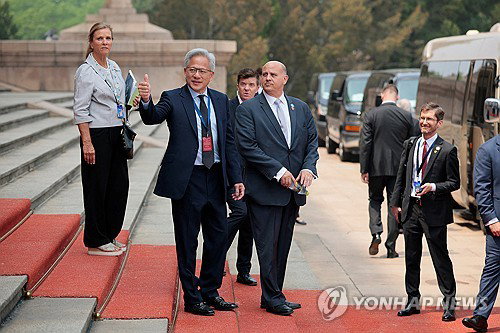시진핑 주석과 젠슨 황의 베이징 회동, 미중 기술 패권 경쟁 속 전략적 타협점 모색