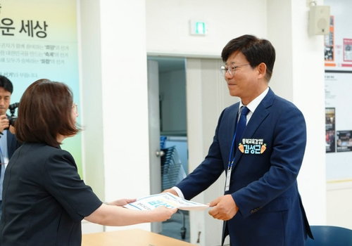 충북교육감 선거 '3자 구도' 확정... 현직 윤건영에 진보 진영 2인 도전장