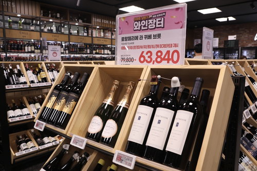 이마트, 고환율 장벽 뚫고 글로벌 와인 가격 파괴&hellip;해외 평균가 이하 물량 공세