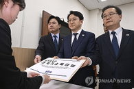 '조작기소 특검' 공소취소권 부여, 국민 44% "반대"… 중도층·호남도 사법 파괴 우려