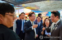 이재명 대통령 시장 행보 둘러싼 여야 전면전... 민주당 "민생 소통을 관권 선거로 왜곡 말라"