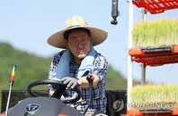 이재명 대통령 대구 군위서 이앙기 탑승… 농촌 수익 구조 개선 및 신공항 추진 의지 피력