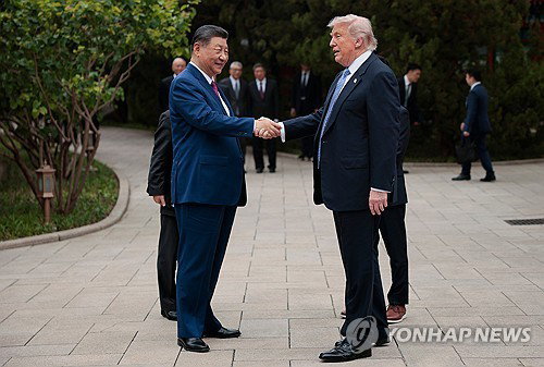 트럼프 시진핑 관계 안정화 의지 확인에도 무역 휴전 연장 실패하며 시장 불확실성 증폭
