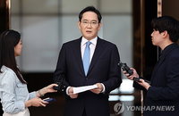 "내부 문제로 심려 끼쳐 죄송" 이재용 삼성 회장, 일본 출장 귀국길 대국민 사과