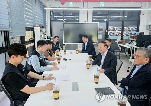 삼성전자 총파업 사흘 전 극적 대화 재개... 사측 교섭위원 전격 교체로 돌파구 마련