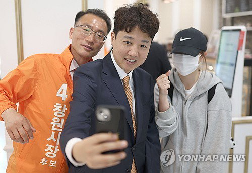 국민의힘 '방구석 정치' 직격한 이준석, 개혁신당 200명 후보와 정면 돌파 선언