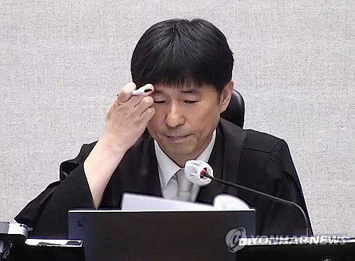 공수처, '룸살롱 접대 의혹' 지귀연 부장판사 소환... 뇌물죄 성립 여부와 수사 권한 쟁점 부상