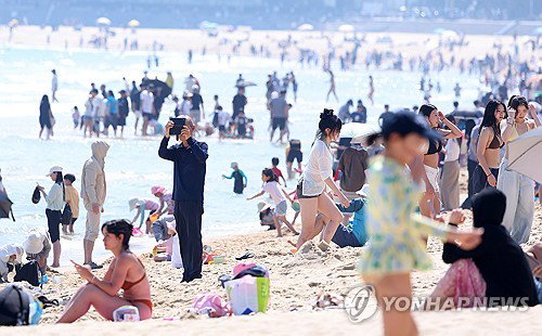30도 육박한 때 이른 초여름 무더위... 부산 해운대 등 주요 해수욕장 수만 명 인파 밀집