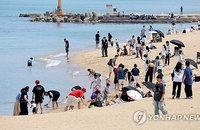 삼척 32.4도 치솟은 강원 영동·내륙, 때 이른 무더위에 설악산·동해안 인파 몰려