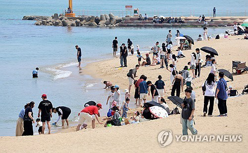 삼척 32.4도 치솟은 강원 영동&middot;내륙, 때 이른 무더위에 설악산&middot;동해안 인파 몰려