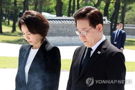 이재명 대통령, 5·18 민주묘지 참배..."광주 정신, 미래 향한 빛의 혁명으로 승화"