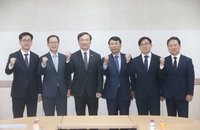 지역 방송 경영난 타개 위해 규제 완화 검토하는 방미통위와 LG헬로비전의 6·3 지방선거 특화 전략