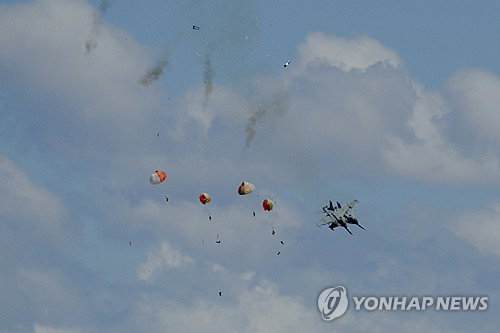 미 해군 전자전기 그롤러 2대 공중 충돌 조종사 전원 기적적 생존과 정밀 조사 착수
