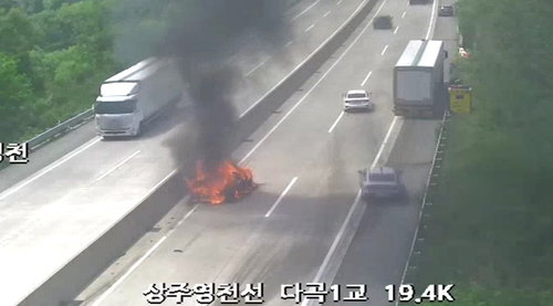 상주영천고속도로서 25t 트럭이 승용차 추돌 후 화재... 탑승자 4명 전원 사망