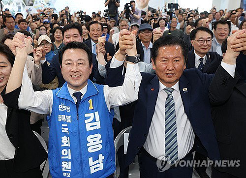 평택을 재선거 뒤흔든 '구둣발 폭행' 의혹&hellip;여권, 김용남 후보 사퇴 압박 수위 높여