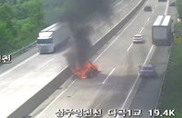 상주영천고속도로 25t 트럭 추돌로 승용차 전소... 성묘길 일가족 4명 전원 참변