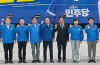더불어민주당, '경선 탈락자' 전면에 내세운 오뚝유세단 가동…격전지 탈환 노린다
