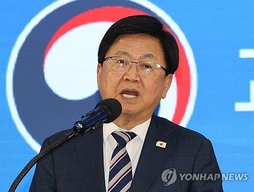 5&middot;18 왜곡 도서 퇴출 본격화&hellip;교육부, 부적절 간행물 제적 규정 전면 개정