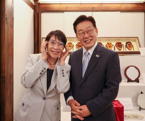 사바에 안경테와 눈꽃 기명의 조우, 다카이치-이재명 '안경 외교'가 남긴 실리적 상징성