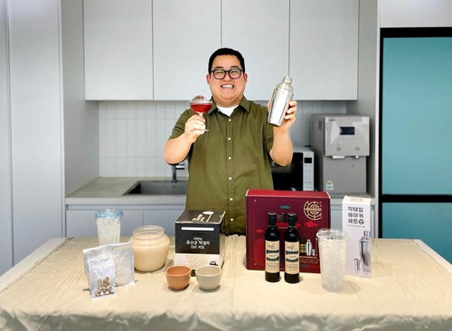 편의점 CU, 전통주 DIY 키트 출시로 '홈술' 시장 공략... 막걸리부터 복분자까지 직접 제조