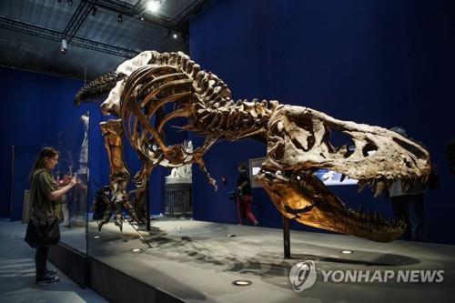 티라노사우루스 앞다리 축소의 비밀은 강력한 턱 진화와 거대 먹잇감 사냥의 산물이다