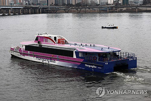 한강버스 누적 이용객 30만 명 돌파, 수상교통 안착 시험대... 서울숲 선착장 개장은 안전 위해 내달로 연기