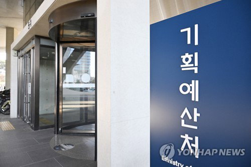 반도체&middot;추경 효과에 올해 성장률 3%대 육박... 내년까지 '경기 확장' 국면 지속된다