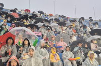 수원 비바람 뚫은 남북 여자축구 혈투, 5700명 관중이 목격한 이념 너머의 스포츠 현장