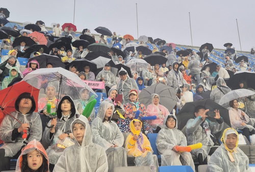 수원 비바람 뚫은 남북 여자축구 혈투, 5700명 관중이 목격한 이념 너머의 스포츠 현장