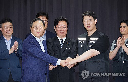 삼성전자 노사 밤샘 협상 끝 극적 타협&hellip;반도체 성과급 10.5% 상한 없이 자사주 지급
