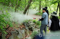 수도권 전역 포위한 러브버그, 경기 북부까지 확산에 범정부 방제 총력전