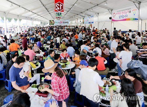 32만 인파 몰리는 &lsquo;레드푸드&rsquo;의 경제학&hellip; 장수군, 제20회 한우랑사과랑축제 9월 개최 확정