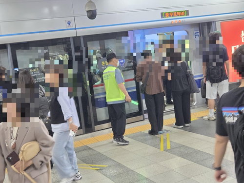 서울교통공사, 지하철 혼잡 해소 위해 '안전도우미' 150명 확충... 고용&middot;안전 두 토끼 잡는다