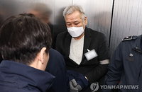 '정교유착' 건진법사 전성배 2심 징역 5년 선고... "자백과 샤넬백 제출로 감형"